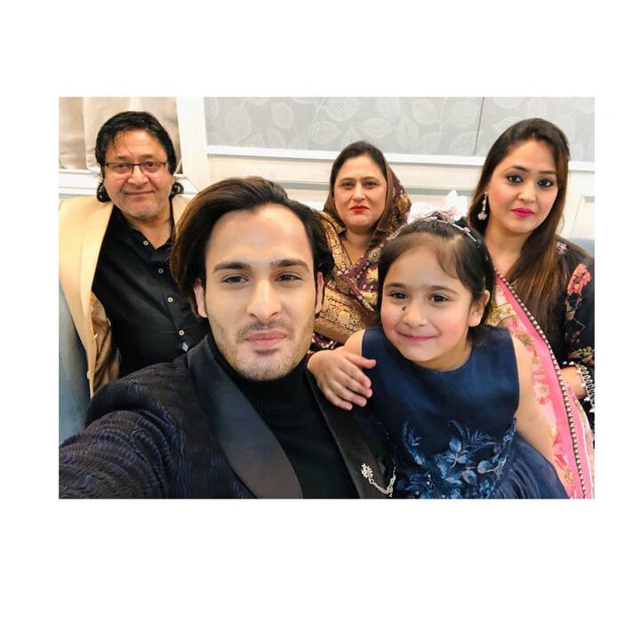 Asim Riaz's brother Umar Riaz posted pictures from the sets in which he's seen posing with other family members. His post's caption reads, 