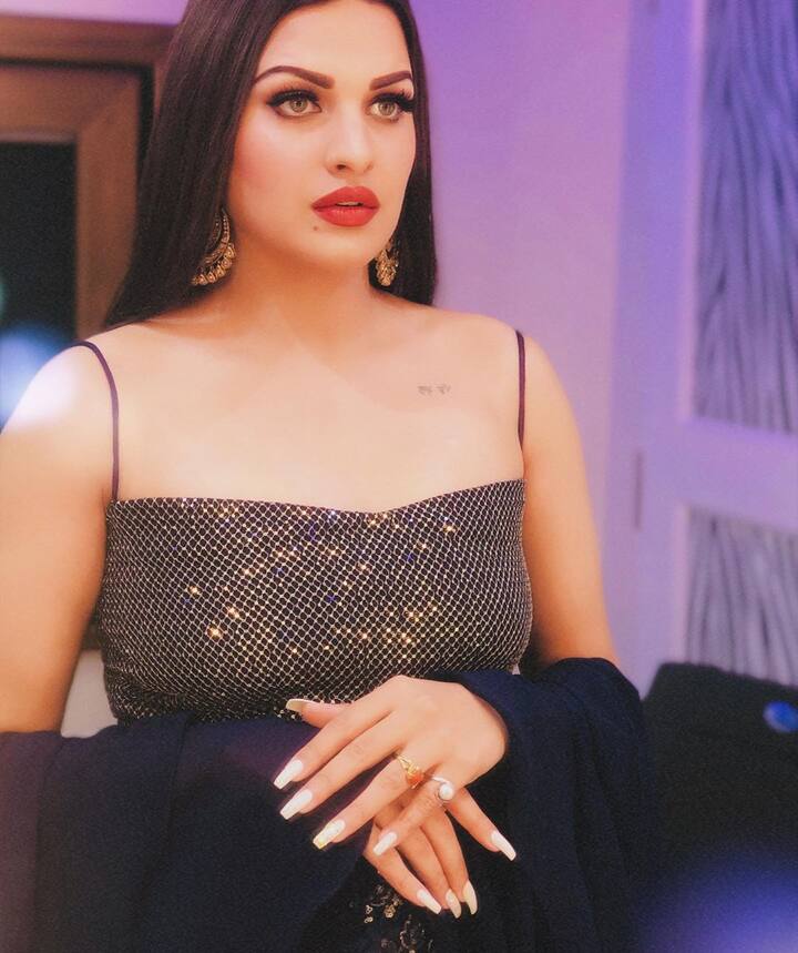 Popular Punjabi singer-actress & former 'BB 13' contestant Himanshi Khurana is back in Mumbai to be a part of the finale. She posted this stunning picture as she gets ready for finale shoot. She'll be seen performing with show's finalist & close-friend Asim. (Credit: Instagram)