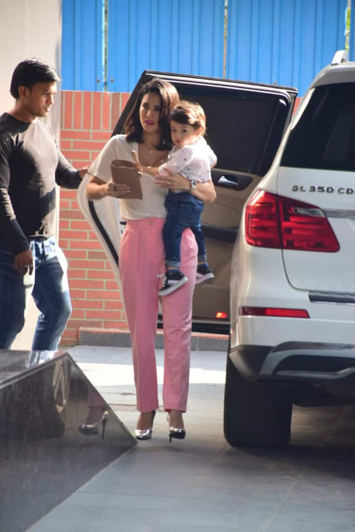Sunny Leone holding one of her twin sons as she gets out of her car. (Photo: Manav Manglani)