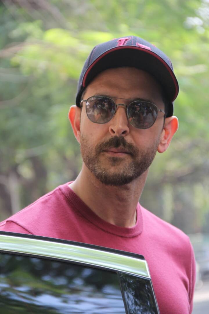 Hrithik Roshan was spotted with Siddharth Anand on a lunch outing. The ‘War’ actor looked dapper as ever, even in a simple t-shirt. 