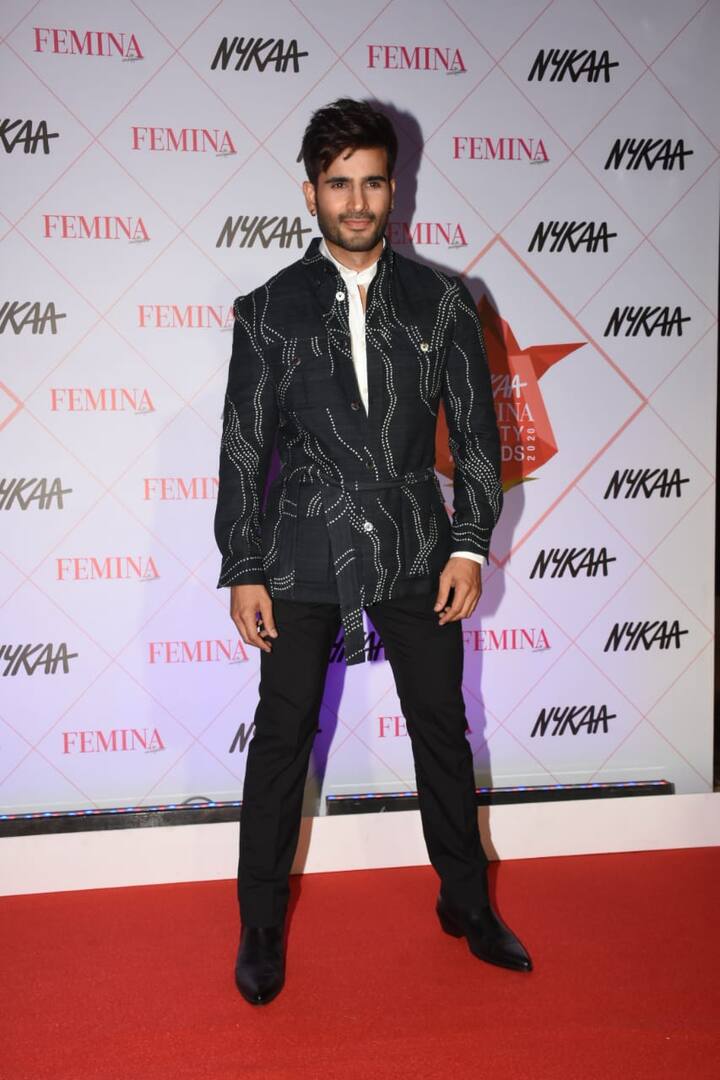 TV heartthrob Karan Tacker looked handsome in his black outfit at the gala night. (PIC Credit- Manav Manglani)