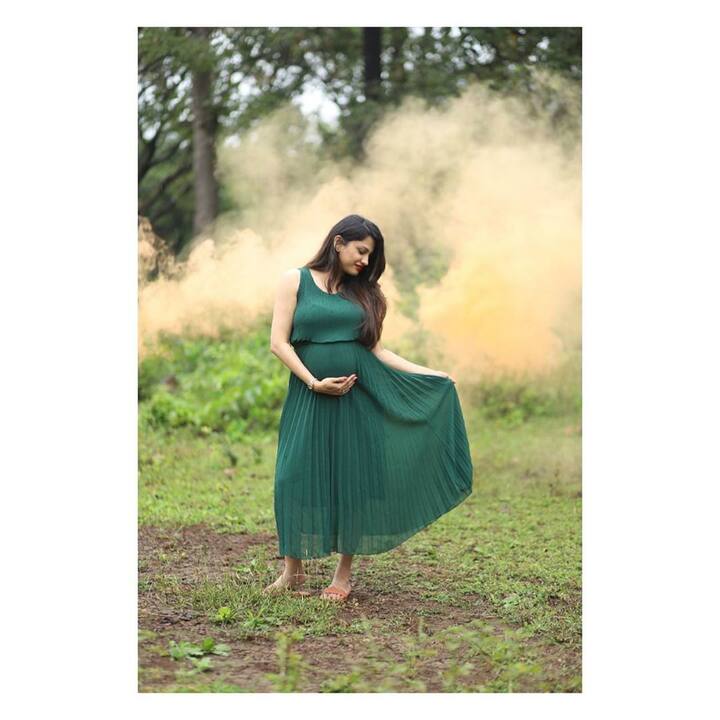 New mommy Rucha Hasabnish, who is busy spending quality time with her little munchkin these days, has now posted few throwback pictures from her 'impromptu' maternity photo-shoot on social media. (Photo: Instagram)