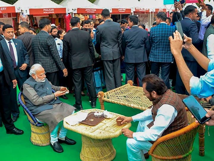 PM Modi later had tea served in 'kulhad' with Minority Affairs Minister Mukhtar Abbas Naqvi and paid Rs 40 for two cups. (Image: PTI)