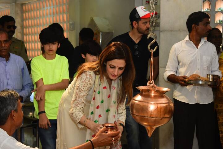 Sussanne Khan also offered prayers water and milk to Lord Shiva. (PIC Credit- Manav Manglani)