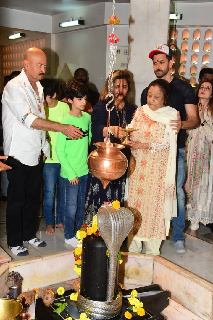 Hrithik Roshan's father Rakesh Roshan and sons Hridhaan Roshan and Hrehaan Roshan also joined him in the Mahashivratri celebrations. (PIC Credit- Manav Manglani)