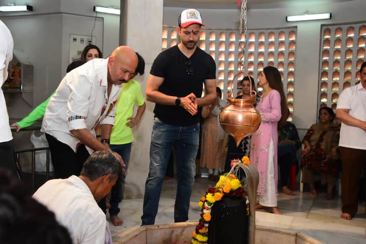 Hrithik Roshan can be seen praying to Lord Shiva with folded hands in this photo. (PIC Credit- Manav Manglani)