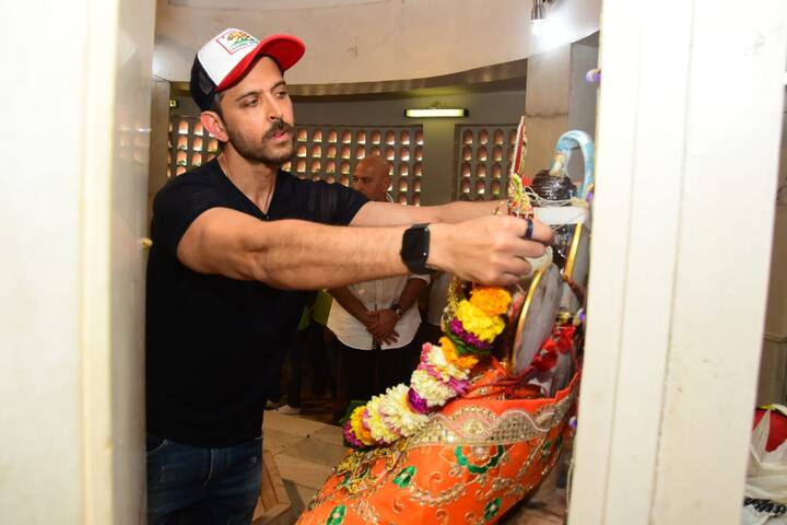 Hrithik was snapped by the paparazzi while seeking blessings at the temple. (PIC Credit- Manav Manglani)