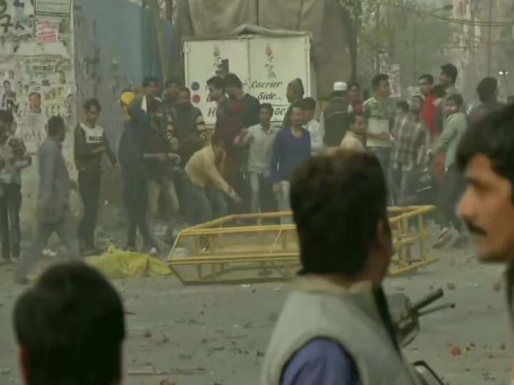CAA Stir: Clash Erupts Between Two Groups In Delhi's Jaffrabad, Protesters Pelt Stones In Maujpur Area CAA Stir: Clash Erupts Between Two Groups In Delhi's Jaffrabad, Protesters Pelt Stones In Maujpur Area