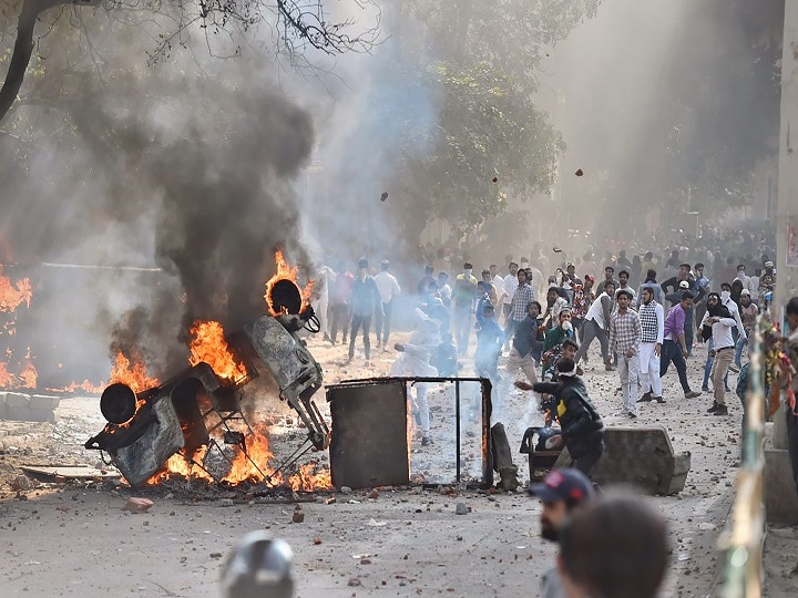 Delhi CAA Protests: Clashes Break Out Ahead Of Donald Trump's Visit; Kejriwal Seeks Amit Shah's Help 4 Killed, 50 Injured In Fresh Riots Over CAA In Northeast Delhi; Cars, Shops, Petrol Pumps Set On Fire