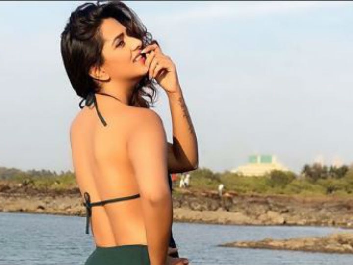 Bigg Boss 13 contestant & POPULAR TV actress Dalljiet Kaur flaunts her SEXY BACK On Beach!  Bigg Boss 13 contestant & POPULAR TV actress flaunts her SEXY BACK On Beach!
