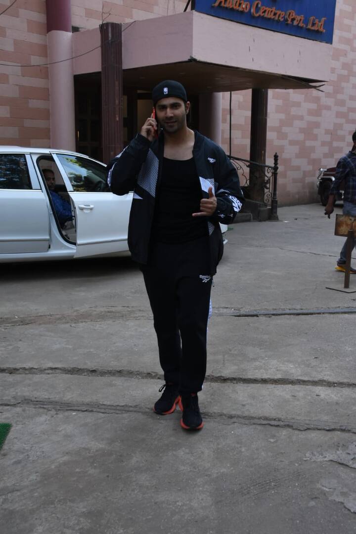 Varun Dhawam, who was last seen in 'Street Dancer 3D', was spotted at Empire Studio. (PIC Credit- Manav Manglani)