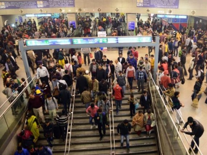 Pro-CAA, 'Shoot The Traitors' Slogans Raised On Delhi Metro Train Pro-CAA, 'Shoot The Traitors' Slogans Raised On Delhi Metro Train