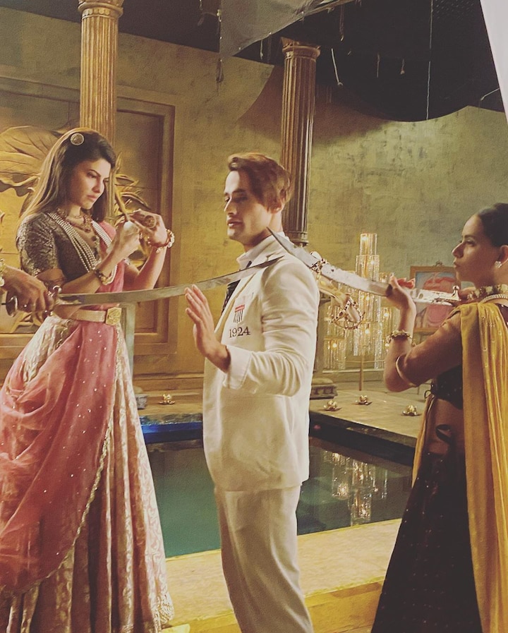 Asim looked dapper in white suit while Jacqueline looked stunning in a lehenga. 