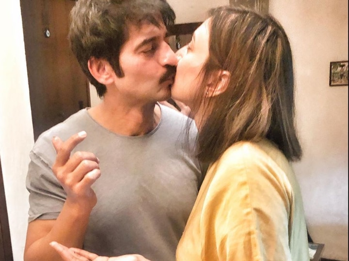 Bigg Boss 11 Contestant Hiten Tejwani Lip Kiss Photo With Wife Gauri Pradhan On His Birthday Goes Viral EX Bigg Boss Contestant Locks Lips With Wife On His Birthday, See PIC!