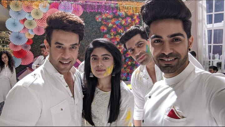 Here's another picture in which 'Beyhadh 2' actors are posing together for some happy pictures on sets.