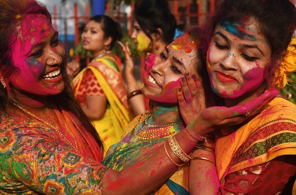 Happy Holi 2021 Wishes: Here Are Messages To Send Your Loved Ones For The Festival Of Colours
