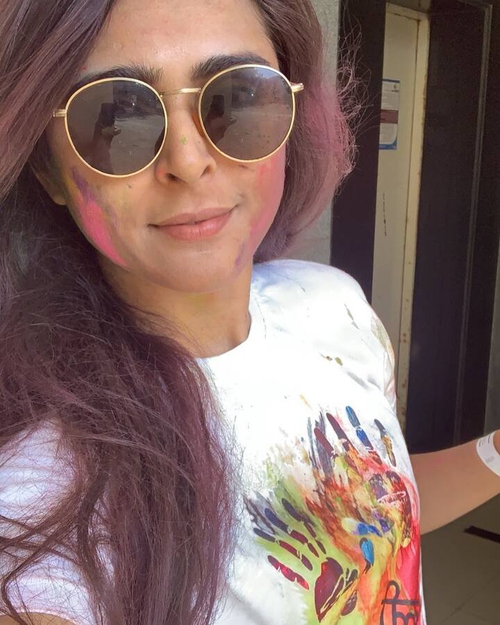 Madhurima Tuli looking stunning as ever with Holi colours on her cheeks. (Photo: Instagram)