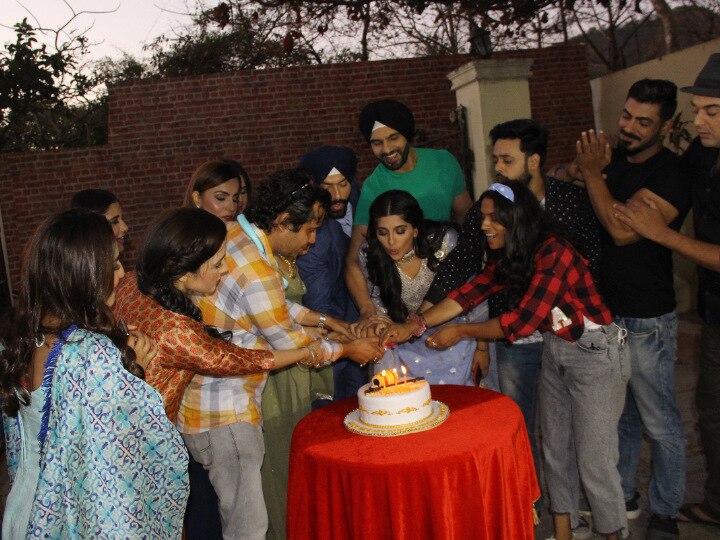 'Choti Sarrdaarni' Completes 200 Episodes, Nimrit Kaur Ahluwalia, Avinesh Rekhi & Other Cut Cake On Sets Choti Sarrdaarni Completes 200 Episodes, Cast Celebrates By Cutting Cake On Sets