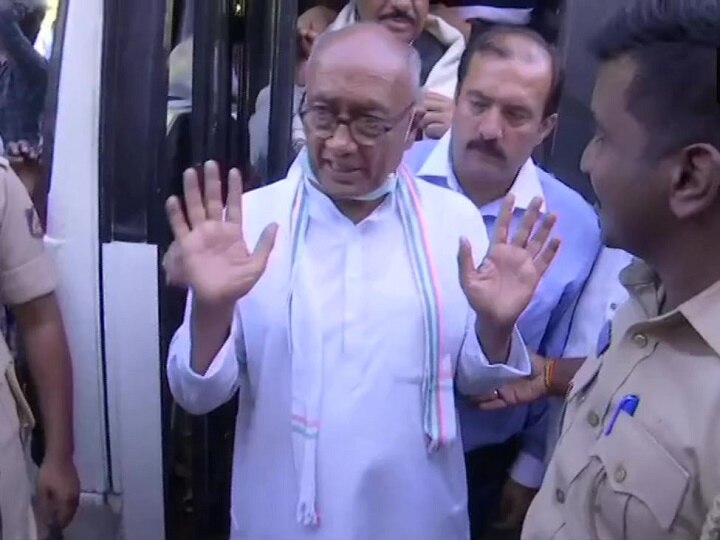 MP Politics: Digvijaya Singh Protests Outside Bengaluru Resort; Taken Into Preventive Custody By Police MP Politics: Digvijaya Singh Protests Outside Bengaluru Resort; Taken Into Preventive Custody By Police