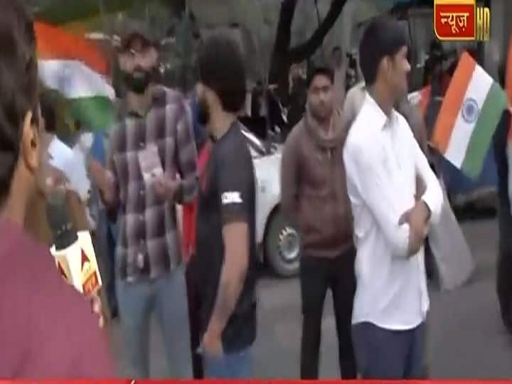 Nirbhaya Convicts Hanged: Crowd Outside Tihar Jail Celebrates As Clock Strikes 5.30 AM Nirbhaya Convicts Hanged: Crowd Outside Tihar Jail Celebrates As Clock Strikes 5.30 AM