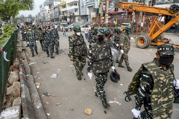 Security personnel wearing facemasks patrol on the streets in Shaheen Bagh area after removing demonstrators continuously protesting against a new citizenship law, while the government imposed a lockdown as a preventive measure against the COVID-19 novel coronavirus in New Delhi on March 24, 2020. (Photo by Sajjad HUSSAIN / AFP)
