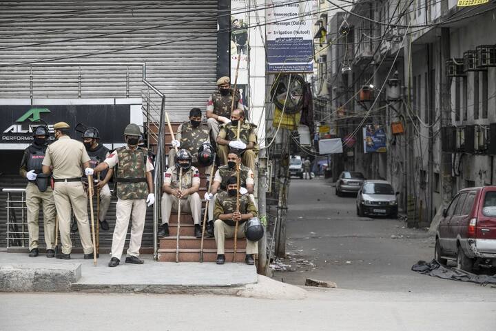 Security personnel wearing facemasks stand guard on the streets in Shaheen Bagh area after removing demonstrators continuously protesting against a new citizenship law, while the government imposed a lockdown as a preventive measure against the COVID-19 novel coronavirus in New Delhi on March 24, 2020. (Photo by Sajjad HUSSAIN / AFP)