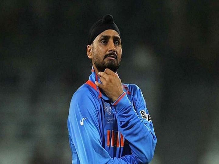 WATCH | Harbhajan Shares Video Of Mob Attacking Policemen Amid COVID-19 Lockdown, Urges Citizens To Change Attitude WATCH | Harbhajan Expresses Displeasure Over Mob Attacking Policemen On Duty Amid COVID19 Lockdown