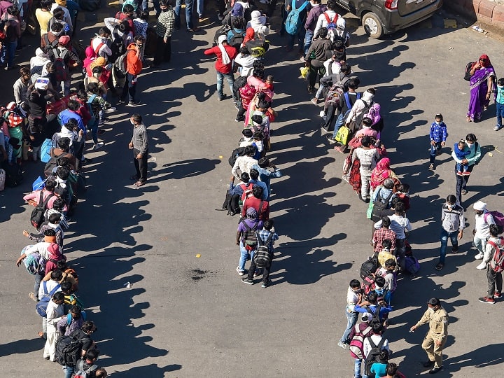 The Delhi government also announced that 100 buses have been deployed to help those trying to reach on foot their homes in other states, many of them hundreds of kilometres away. (Image: PTI)