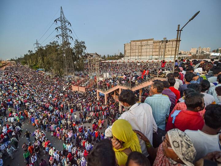 Many struggled to board the buses packed to the hilt. The police also made people de-board overcrowded buses to avoid spread of the infection. Good Samaritans distributed food to those preparing for their journeys. (Image: PTI)