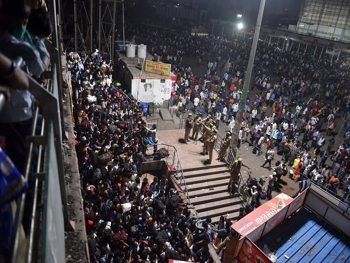 But with the UP and Delhi governments arranging buses to ferry those stranded on the state borders, many decided to take a chance, thereby crowding the Delhi borders. (Image: PTI)