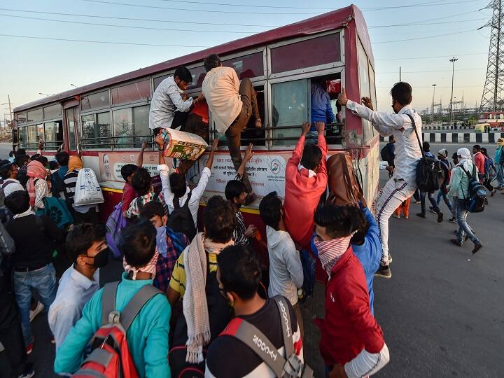 With the 21-day lockdown enforced to contain the spread of coronavirus leaving them without work and food, thousands of migrant workers, daily wagers and labourers from different states have started walking back home as public transport remains off the roads. (Image: PTI)