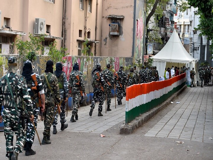 Coronavirus Outbreak: Delhi's Nizamuddin Cordoned Off; 200 Covid-19 Suspects Taken To Hospital Delhi Police Cordon Off Nizamuddin Area As People Show Covid-19 Symptoms; Delhi Govt Orders FIR Against Maulana