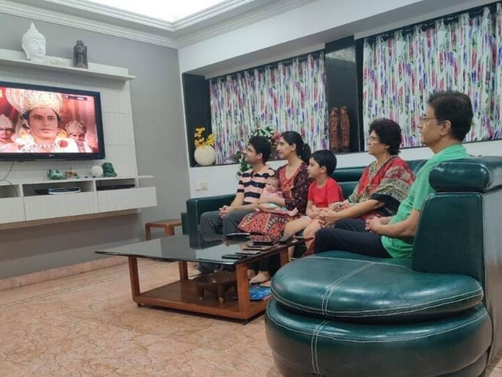 Arun Govil Aka TV's Original Ram Watches 'Ramayan' With Family, PIC Goes Viral Arun Govil Aka TV's Original Ram Watches 'Ramayan' With Family, PIC Goes Viral