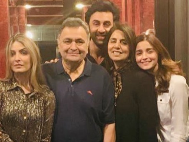 https://static.abplive.com/wp-content/uploads/2020/04/01020702/Alia-Bhatt-Rishi-Kapoor-Death-Rishi-Kapoor-Ranbir-Kapoor-Neetu-Singh.jpg?impolicy=abp_cdn&imwidth=640