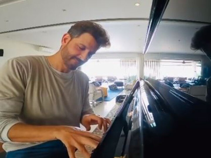 Amid Lockdown, Hrithik Roshan Tries Hand At Piano In Special Video Photobombed By Sussane Khan Amid Lockdown, Hrithik Roshan Tries Hand At Piano In Special Video Photobombed By Sussane Khan