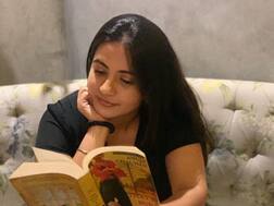 Coronavirus: 'Vidya' Actress Meera Deosthale Spends Her Self-Quarantine Time Reading Books Amid Lockdown