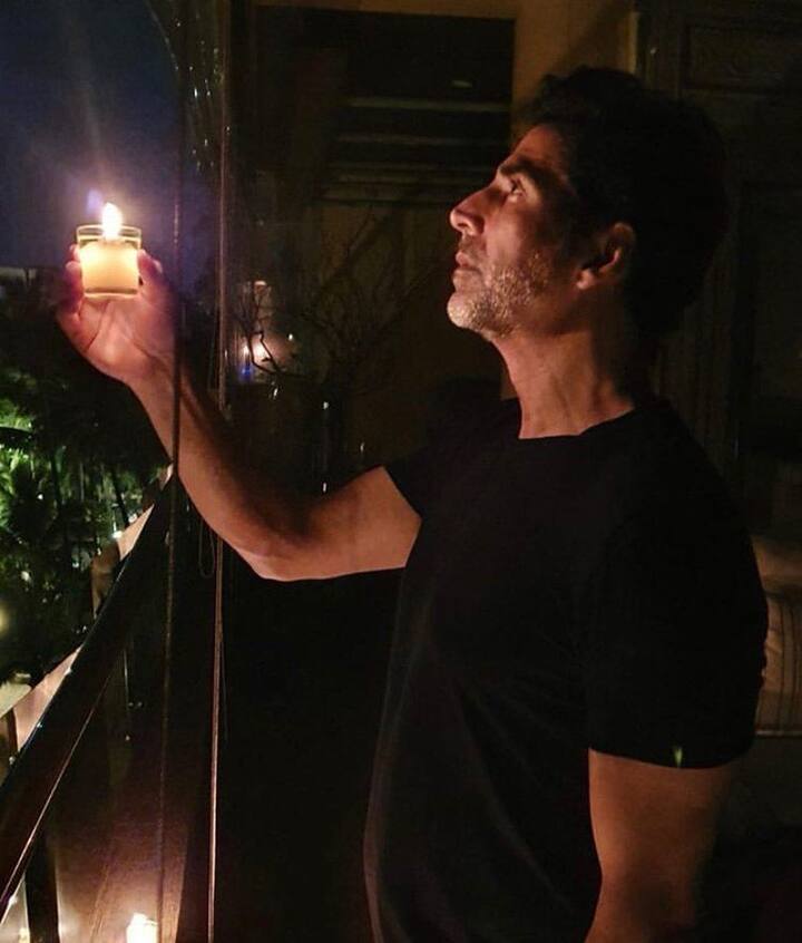 Akshay Kumar stands for hope as he lights a candle for 9 minutes. (Image Source: Instagram)