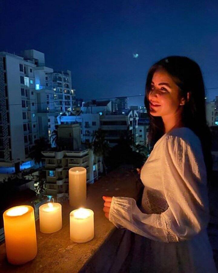 Katrina Kaif stands for hope as she lights a candle for 9 minutes. (Image Source: Instagram)