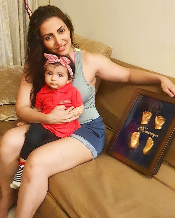 TV actress Navina Bole, fondly known for her role in Nakuul Mehta & Surbhi Chandna’s ‘Ishqbaaaz’, got the impressions of her daughter Kimaayra’s hands casted on clay. The actress posted a heartfelt post for her baby girl. (All PICS Credit- Instagram)