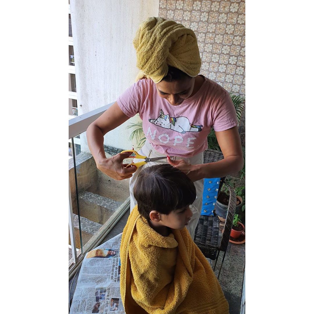 Mere Dad Ki Dulhan Actress Shweta Tiwari Turns Barber Gives Son Haircut Amid Coronavirus Lockdown