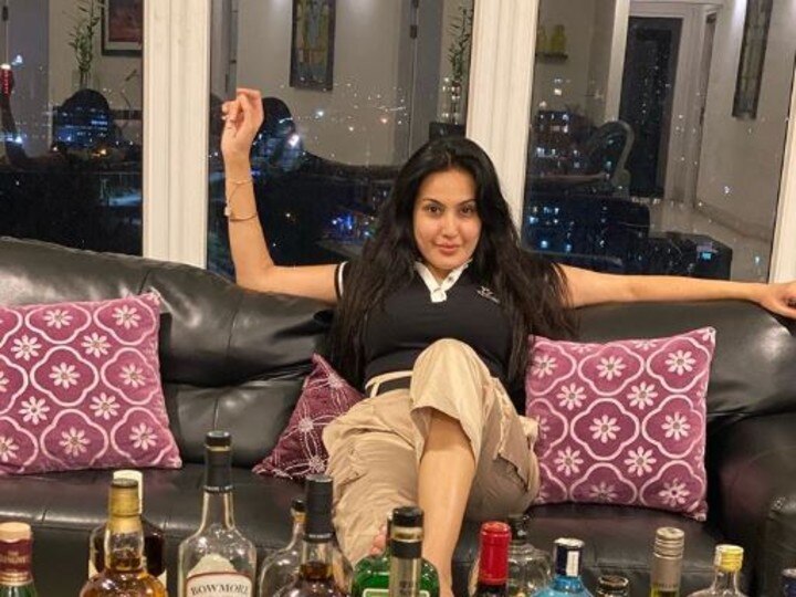 Coronavirus: 'Shakti' Actress Kamya Panjabi Shares Picture With Alcohol Bottles; Asks 'Kab Tak Hai Lockdown?' Kamya Punjabi Shares PIC With Liquor Bottles At Her Residence; Asks 'Kab Tak Hai Lockdown?'