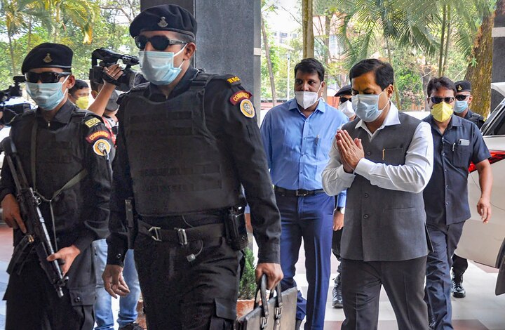 The government has also allowed wholesale warehouses, bottling plants, distilleries and breweries to operate from Monday. (Photo: PTI)