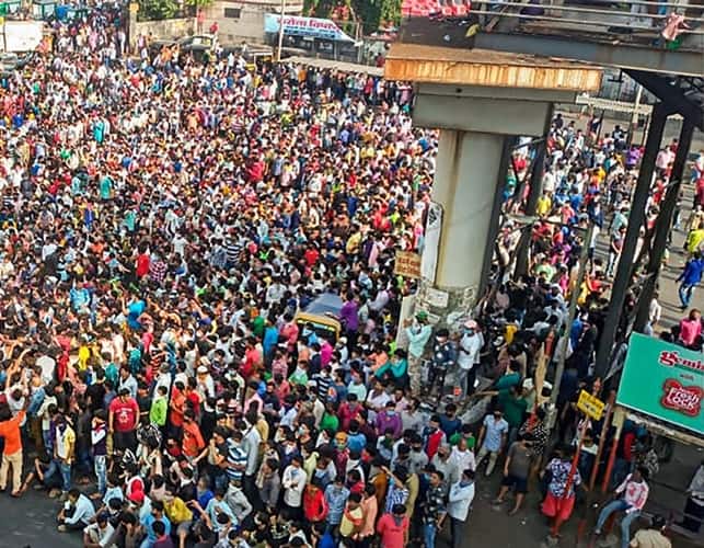 IN PICS: Hapless Migrants Jam Mumbai's Bandra Station As PM Modi Announces Lockdown Extension IN PICS: Hapless Migrants Jam Mumbai's Bandra Station As PM Modi Announces Lockdown Extension