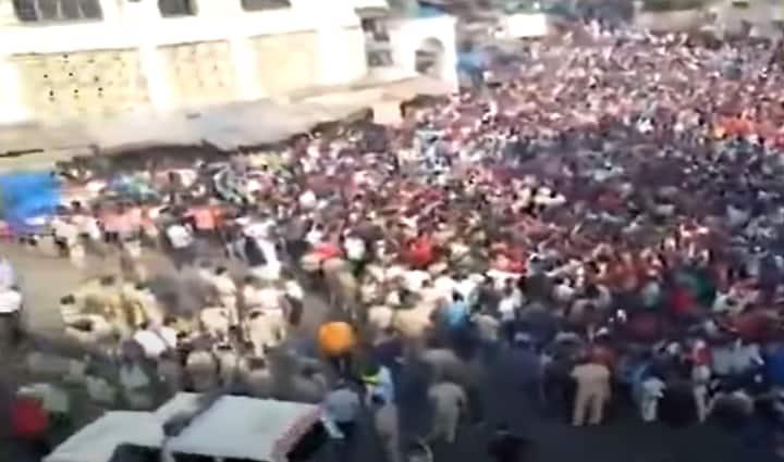 The workers asked the police to make arrangements for suitable transportation facilities to enable them to go to their respective towns and villages. (Screen Grab) 