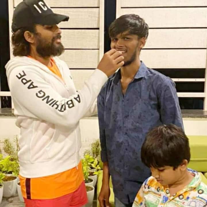 Allu Arjun feeding cake to his personal Assistant Shiva. Isn't is sweet?(Photo: Instagram)