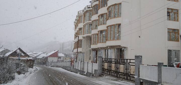 An official said that Zojila received seven inches of fresh snowfall, while Sonmarg got five inches of snowfall. “Snow has already been cleared from the road at Sonamarg market and the process is on to clear the snow from the Srinagar Leh highway,” he added.