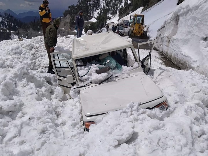 Kashmir: Army Rescues SDM From Avalanche Near Sadhna Pass Kashmir: Army Rescues SDM And His Driver After Vehicle Comes Under Avalanche Near Sadhna Pass