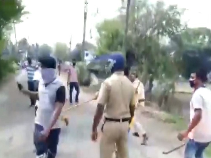 Clash Breaks Out Between Police & Locals in West Bengal Clash Breaks Out Between Police & Locals Over Ration Distribution In West Bengal; Watch Video