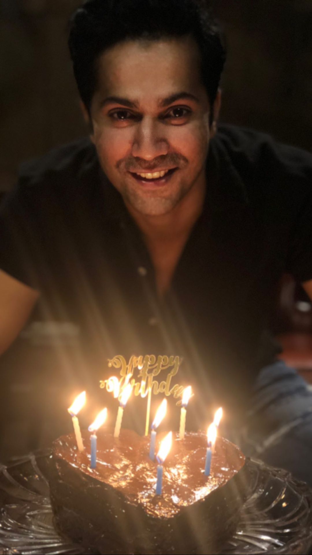 Varun Dhawan Birthday: Actor Cuts Heart-Shaped Cake; Rings In His Special Day With Family Amid Lockdown (PICS)