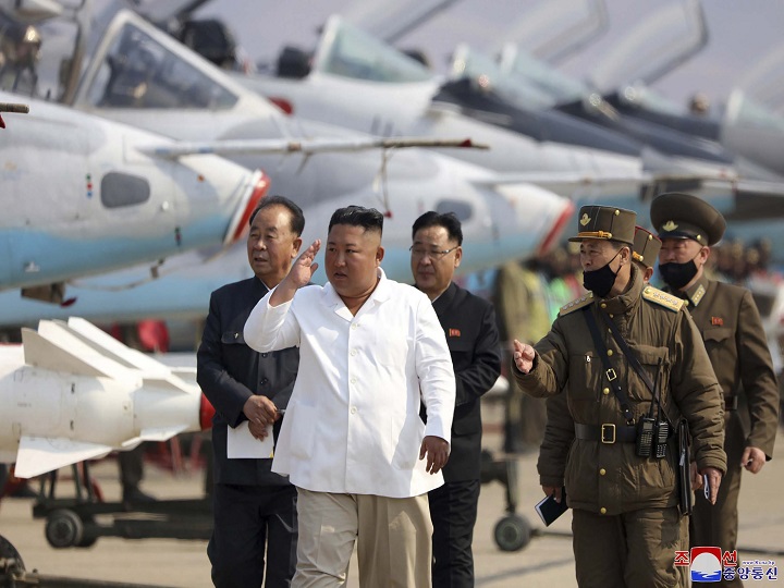 Kim Jong Un Is In 'Vegetative State', Claims Japanese Magazine While China Rushes Cardiac Surgeons To North Korea Latest News Update On North Korean Leader Kim Jong-un's Health Status